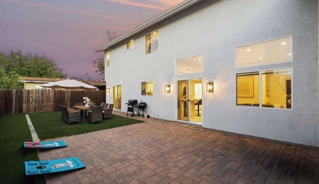 Garage, Gated Yard, King Bed, 3BR, 2.5-Bath House