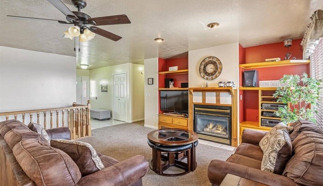 Garage, Hot Tub and Fully Fenced Backyard!