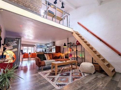 Garage Number 9 Private Urban Loft Apartment with Jacuzzi in Le Dorat