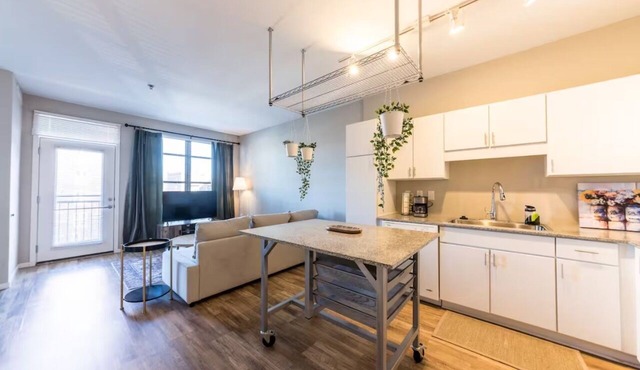 Garage Parking Relaxing condo near Forrest Park