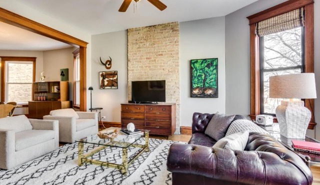 Garage Parking - Vintage Charm - and a Fabulous Location! Easily Enjoy the Best of Chicago!