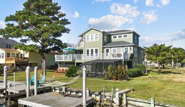 Garber Harbor in Colington Harbor Waterfront Canal Hot Tub Jimmy Buffett Bar