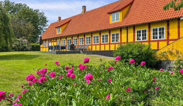 "Garbine" - 1.5km from the sea by Interhome