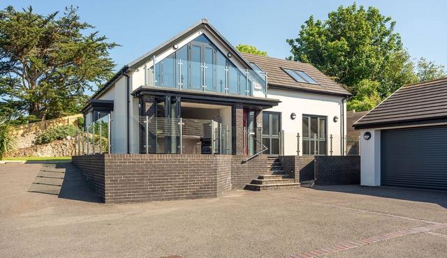 Gardd Y Llys Luxurious Retreat with amazing views