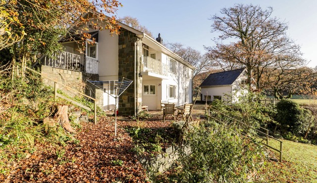 GARDD YNYS, pet friendly, character holiday cottage in Barmouth