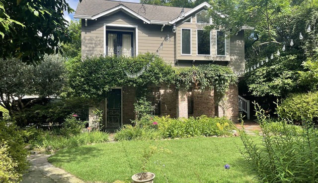 Garden 1BR Cottage off Devine St in Historic Columbia home