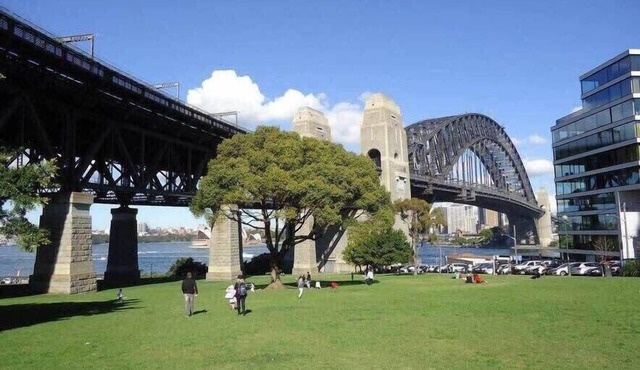 Garden 2 Bed Apt and Walk to Harbour | Parking