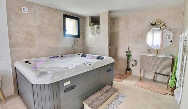 Garden and Spa Camélia indoor Jacuzzi house with private terrace and parking lot