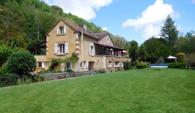 Garden Apartment with private Grounds and Pool