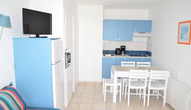 Garden apartment with terrace, sea view and swimming pool