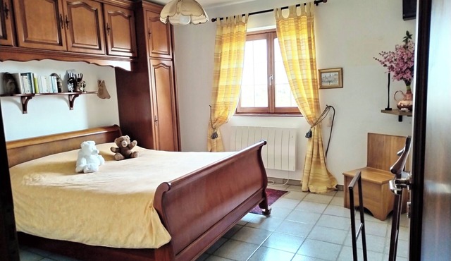 Garden apartment in country villa, swimming pool, 5 minutes from village.