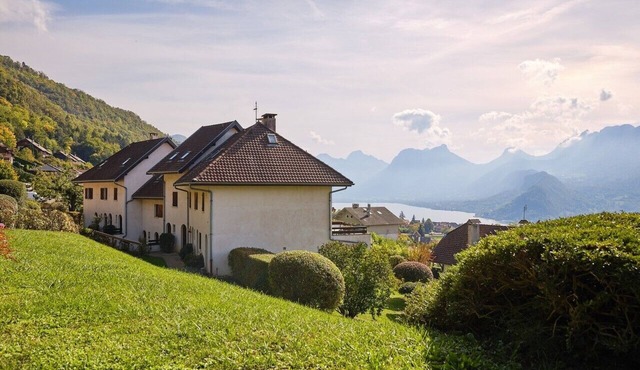 Garden apartment with lake view