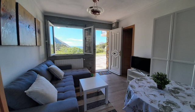Garden apartment on Sonabia beach. Sea and mountain views