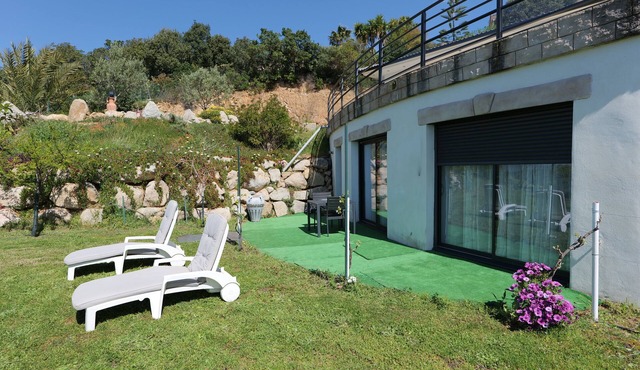 Garden apartment with sea and mountain views, 10 minutes from Porticcio