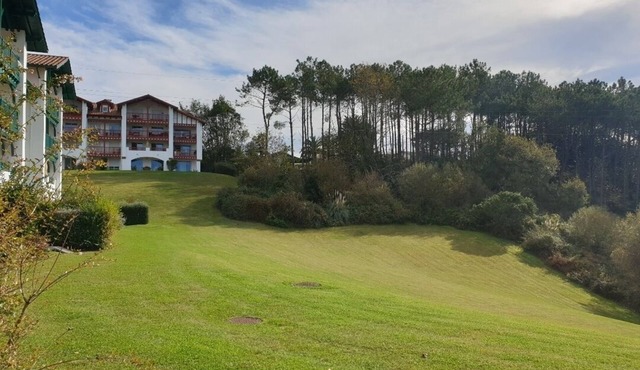 Garden apartment 2km from the beach