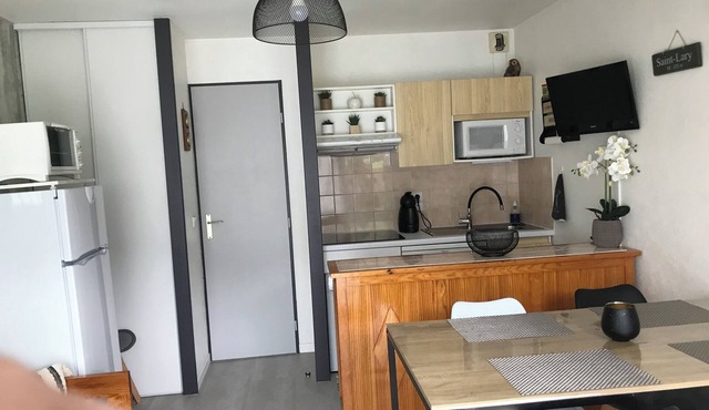 GARDEN APARTMENT IN QUIET RESIDENCE 10 MINUTES FROM TOWN CENTER ON FOOT