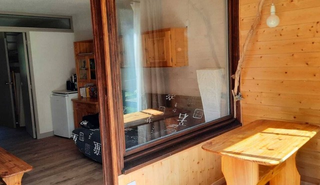 Garden apartment in the mountains. Quiet residence with green space.