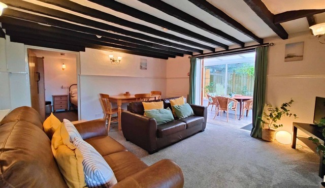 Garden Apartment- perfectly located