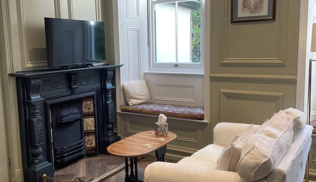 GARDEN APARTMENT, romantic, luxury holiday cottage in Par