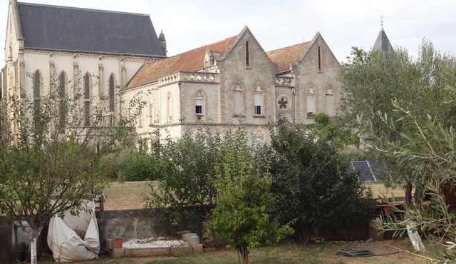 Garden apartment, terrace with BBQ, swimming pool.