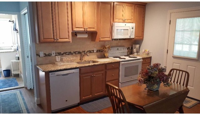 Garden Apartment - Less than 5 miles to Beaches