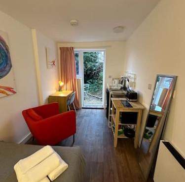 Garden Apartment with free Parking and EV