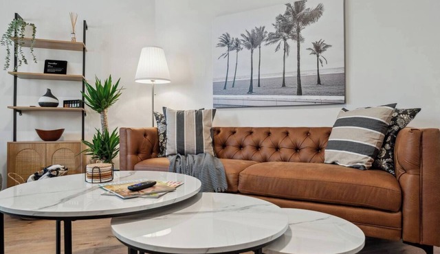 Garden Bungalow/Fenced Yard - King Beds - 5 min to Landers Center