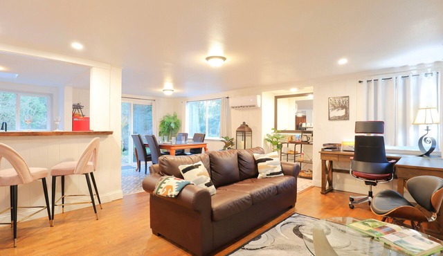 Garden Cabin Retreat Creekside Oasis Near SeaTac & Seattle