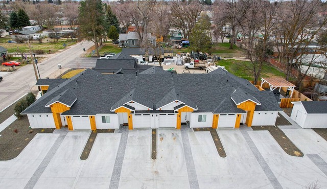 Garden City Retreat minutes to downtown Boise-Sleeps up to 21 in 10B/8B home