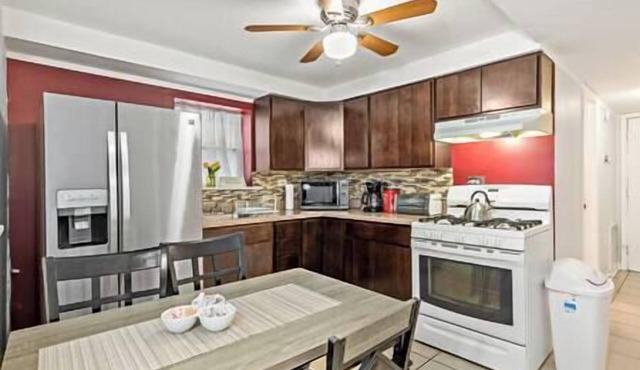 Garden Condo W/Desk and free kids toys