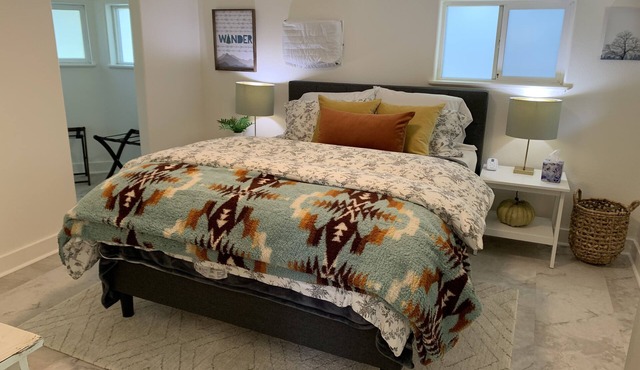 Garden Cottage - 1 bedroom + loft sleeps 4, 15 min to U of O