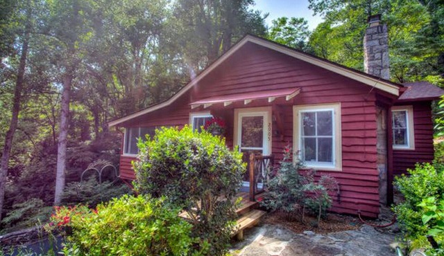 Garden Cottage, 1940's Updated Vacation Cottage, Awesome Carolina Room!