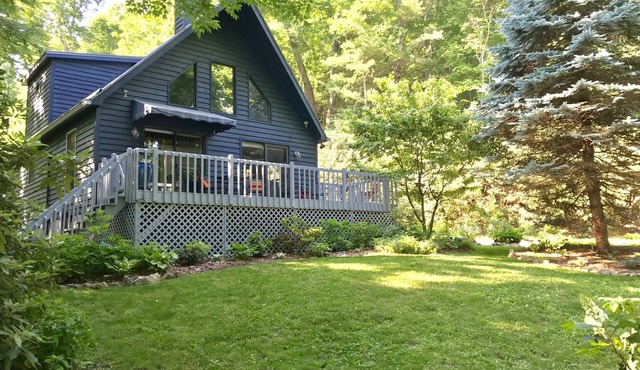 Garden Cottage 2.5 Miles to Downtown With Private, Wooded Surroundings