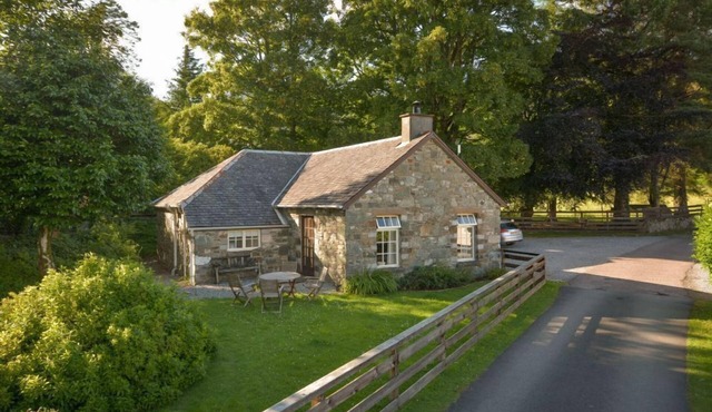 Garden Cottage - a detached cottage that sleeps up to 6 guests