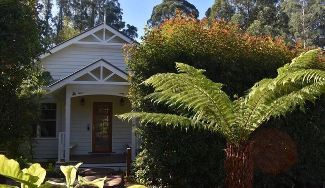 Garden Cottage - Luxury romantic hideaway and decadent private spa room