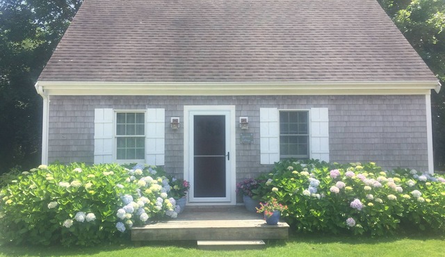 Garden Cottage-Bike to Town and Beach. Prime Katama location. Dog Friendly.