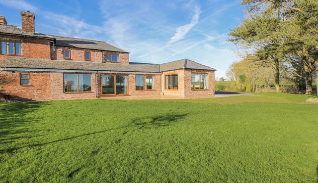 GARDEN COTTAGE, family friendly, with a garden in Cockshutt