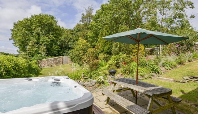 GARDEN COTTAGE, family friendly, with pool in Bideford