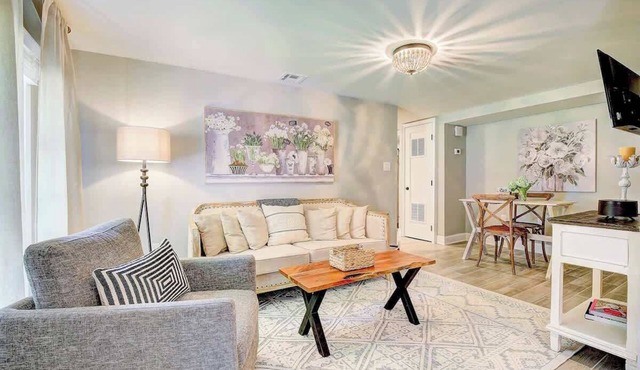 Garden Cottage · Garden Cottage - Fire Pit and Grill near Beaches