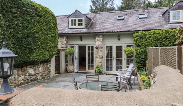 GARDEN COTTAGE, pet friendly, with a garden in Tremadog