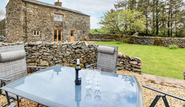 GARDEN COTTAGE, character holiday cottage in Ravenstonedale