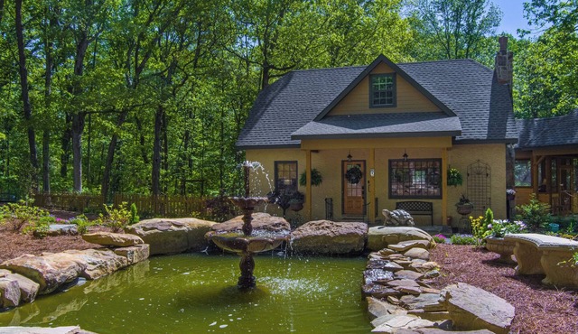 Garden Cottage-historic cottagew/hot tub