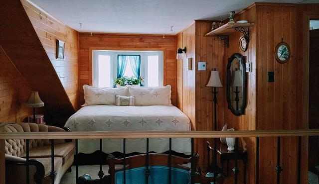 garden cottage/hot tub-20 minutes to downtown