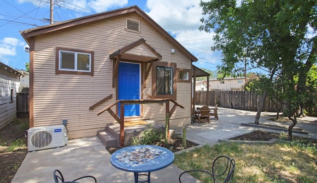 Garden Cottage In Little Mexico. Walk downtown.