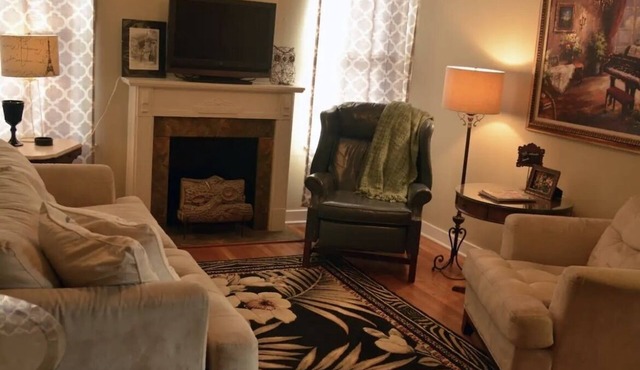 Garden Cottage in the city. Pet friendly!
