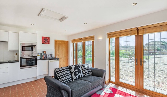 GARDEN COTTAGE, luxury holiday cottage, with open fire in Spilsby