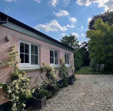 Garden cottage near River Exe