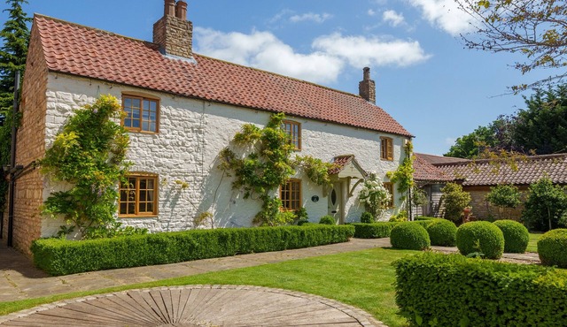 GARDEN COTTAGE, pet friendly, character holiday cottage in Doncaster