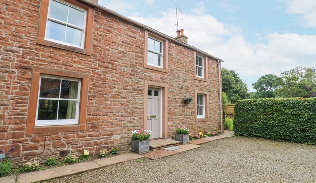 GARDEN COTTAGE, pet friendly, with open fire in Lazonby