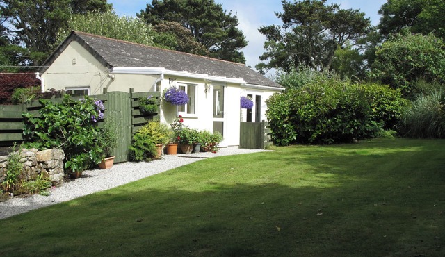 GARDEN COTTAGE, pet friendly, with a garden in St Just